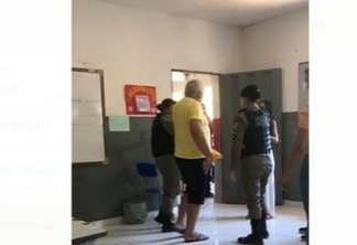 Eleitor bolsonarista se altera e quebra urna em Cajazeiras - VEJA VÍDEO