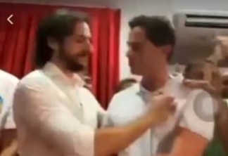 Durante evento para oficializar apoio, Pedro tenta tirar adesivo de Lula da camisa de Veneziano - VEJA VÍDEO
