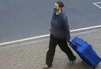 Mulher é vista caminhando por ruas de Londres com o corpo de amiga em mala