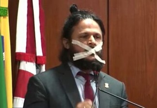 Vereador de JP tampa boca e faz protesto de mais de 7 minutos após pedido de censura contra sua fala - VÍDEO