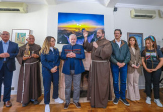 Lula e Alckmin recebem bênçãos de frades franciscanos