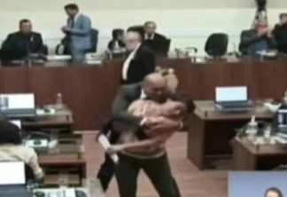 Vereadora é abraçada e beijada à força por parlamentar em sessão da Câmara; VEJA VÍDEO