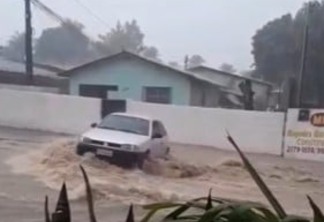Carro é arrastado por correnteza causada por fortes chuvas em João Pessoa - VEJA VÍDEO