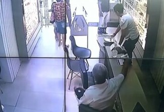 Câmera de segurança flagra idoso furtando loja no bairro de Mangabeira, na Capital - VEJA VÍDEO