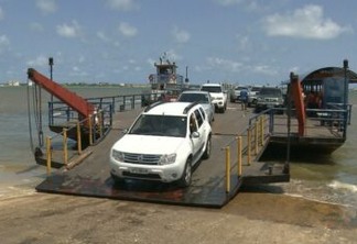 Peso de veículos deixa balsa encalhada na Região Metropolitana de João Pessoa