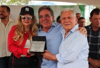 Em Cajazeiras, diretor do Hospital Laureano, recebe Escritura de doação de terreno do Centro Oncológico