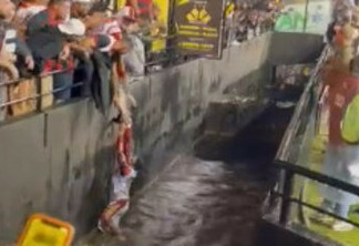 INUSITADO: torcedor mergulha no fosso para resgatar casaco dado por jogador - VEJA VÍDEO