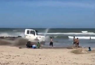 Caminhão 'invade' praia em alta velocidade e quase atropela banhistas - VEJA VÍDEO