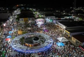 Mesmo com chuva, multidão brinda a chegada de 2024 em São José de Piranhas