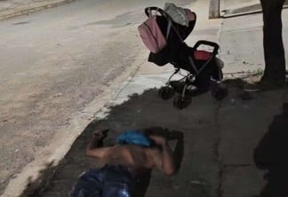 EXPOSIÇÃO DA CRIANÇA AO PERIGO: Pai embriagado é preso dormindo ao lado do filho bebê na rua
