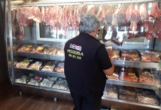 Carnes e queijos vencidos são apreendidos em supermercado de João Pessoa