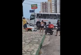 Ônibus quase esmaga carro em acidente no Aeroclube, em João Pessoa