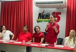 Sara Cabral assina a ficha de filiação ao partido MDB.