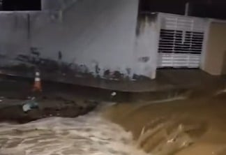 Rua afunda e deixa moradores ilhados após fortes chuvas na cidade de Pombal - VEJA VÍDEO