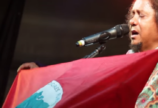 VEJA VÍDEO: Cantor Chico Cesar causa polêmica ao “erguer a bandeira do MST”
