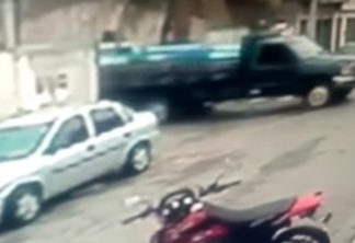 Homem morre esmagado pela própria caminhonete ao tentar conter o veículo sem freio - VEJA VÍDEO