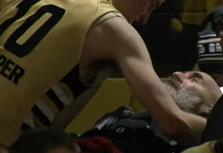 Jogador de basquete sai da quadra para abraçar pai doente, na arquibancada - VEJA VÍDEO