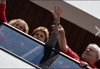 Dilma visita Lula em São Bernardo e, da janela, saúda manifestantes