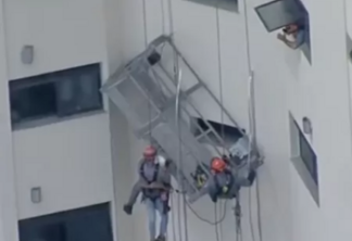 Trabalhador fica pendurado após cabo de andaime se romper em prédio - VEJA O VÍDEO