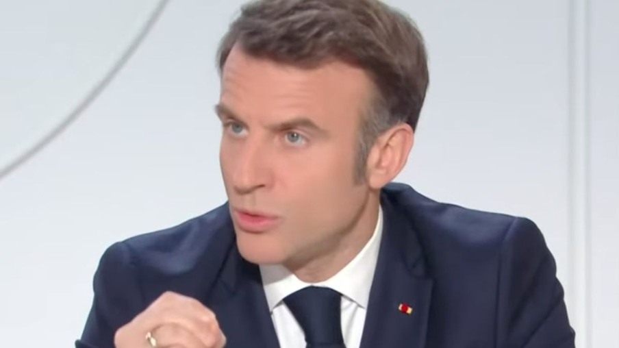 Legenda: Emmanuel Macron durante entrevista às TVs França 1 e França 2 ― Foto: Reprodução/YouTube