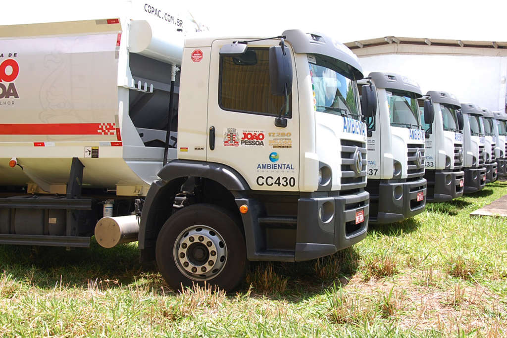 PMJP entrega dez novos caminhões compactadores para a coleta de resíduos