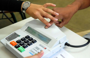 urna biometrica1 300x195 - TRE publica decreto que regula problema com identificação biométrica nas urnas para segundo turno