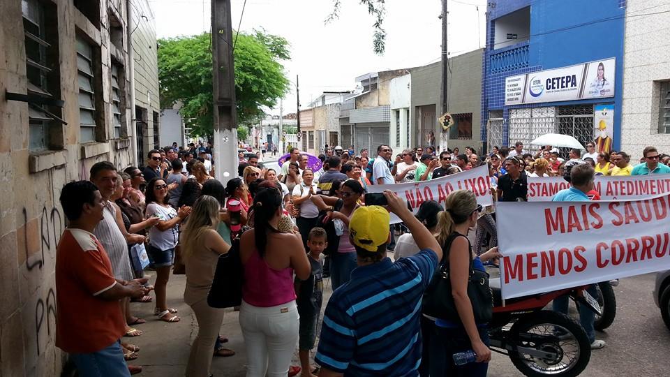 Servidores e populares fazem protesto contra prefeito em Santa Rita
