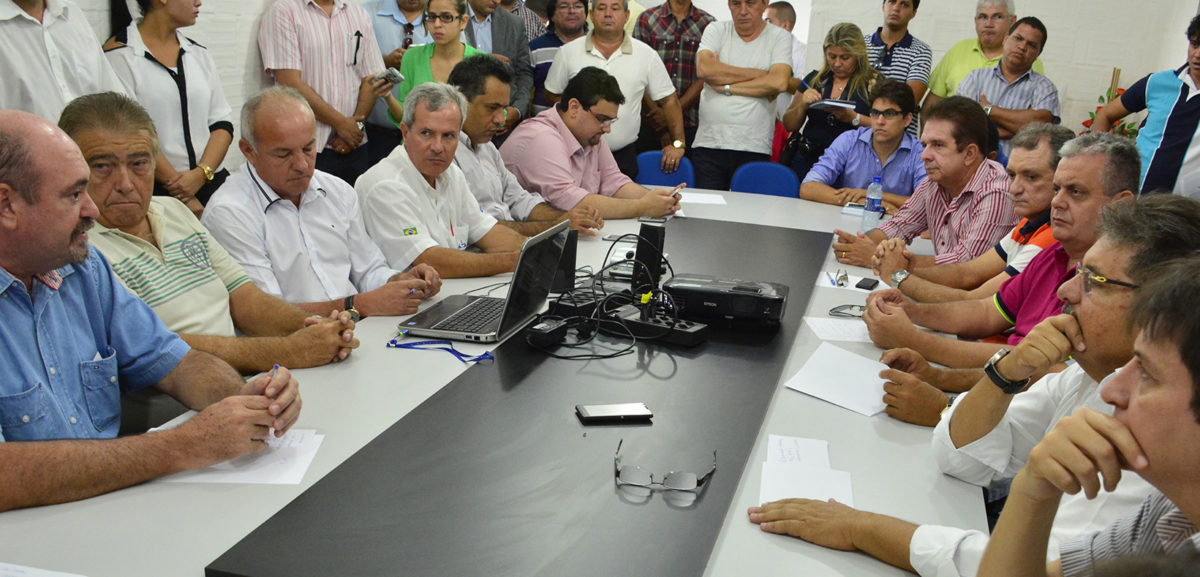 Comitiva de 13 deputados visita obras do Canal Acauã-Araçagi