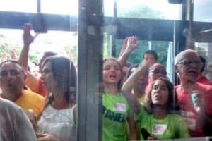 201504100707530000009149 300x200 - Manifestantes fazem protesto durante visita de Eduardo Cunha a Natal, mas o debate houve