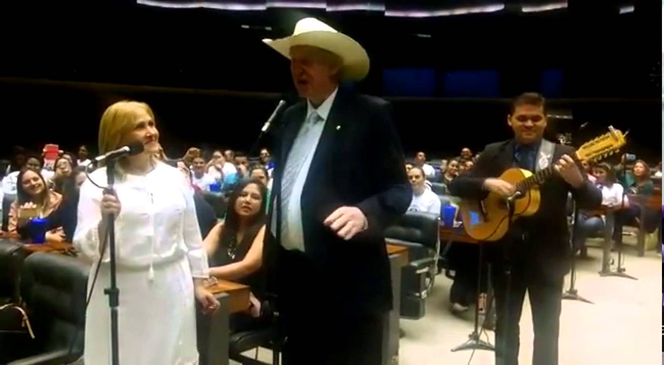 Deputado Sérgio Reis canta no plenário da Câmara – VEJA O VÍDEO