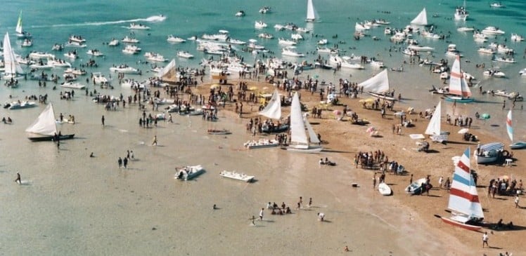 ACABOU A FAROFADA: Proibido barcos em Areia Dourada e bebidas, mesas e cadeiras em Areia Vermelha – Por Clilson Junior