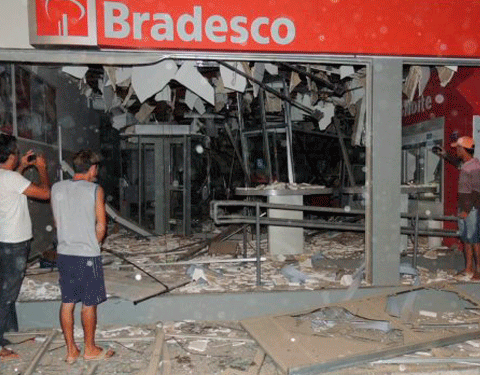 SERRA BRANCA EM PÂNICO: Bandidos cercam equipe da Polícia Militar e explodem caixas eletrônicos de dois bancos