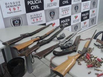 Policia Federal encontra ‘arsenal’ de armas na casa do prefeito de EMAS investigado por desvio de recursos públicos