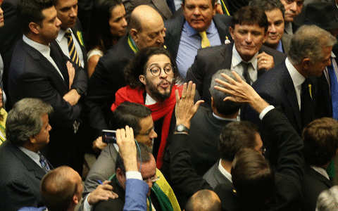 VEJA VÍDEO: após ser ofendido por Bolsonaro, Jean Wyllys cospe no deputado