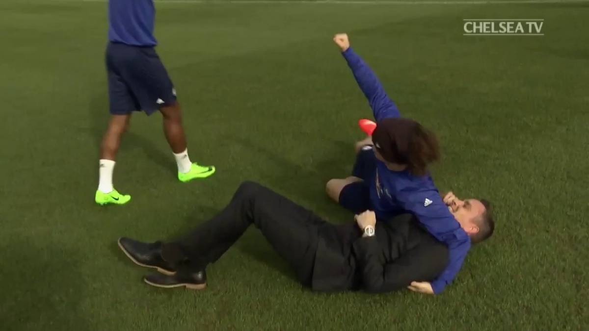VEJA VÍDEO – David Luiz enlouquece e dá golpe de luta-livre em repórter