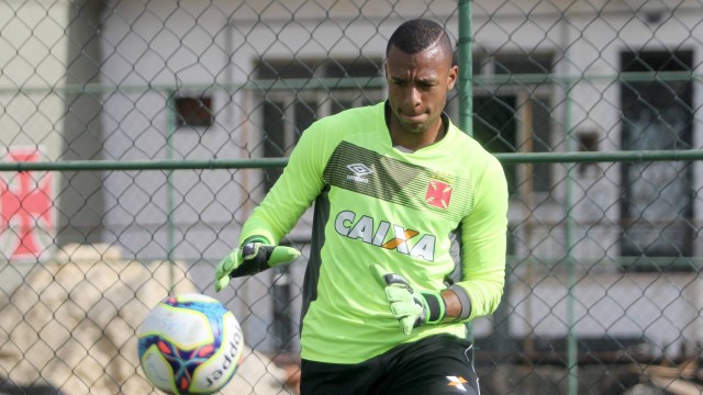 Goleiro do Vasco, Jordi admite erro do árbitro, mas provoca o Flamengo