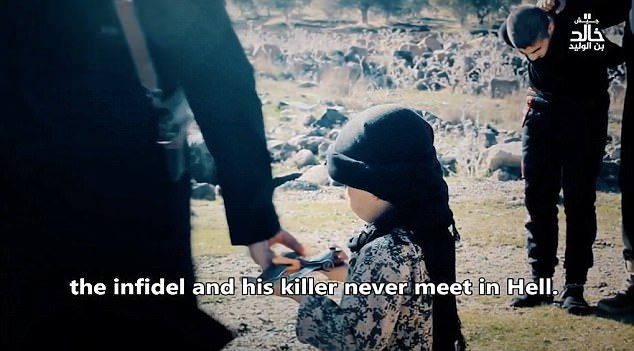 siris crianca 2 - Estado Islâmico choca em vídeo onde criança de 6 anos auxilia em dupla decapitação - VEJA VÍDEO