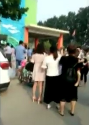 Explosão em frente a escola deixa mortos e feridos na China