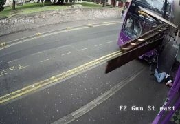 VEJA VÍDEO – Homem sai andando normalmente após ser atropelado por ônibus