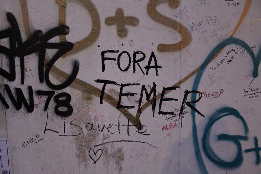 Pichação ‘Fora Temer’ no Muro de Berlim é obra de poetisa braziliense