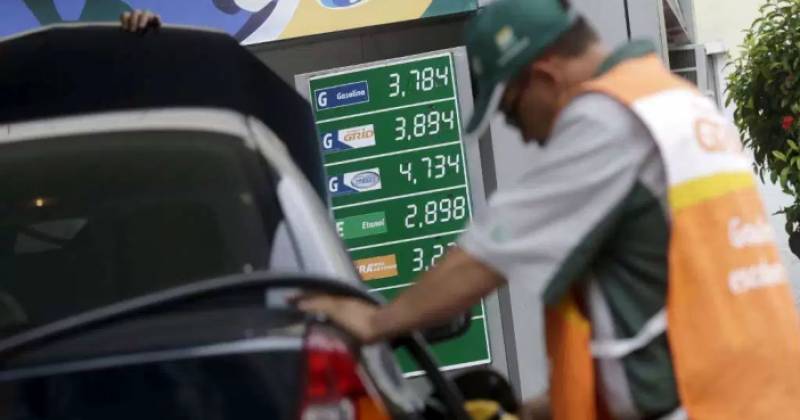 petrobras eleva preco da gasolina em 18 valor do diesel sobe 27 - Petrobras anuncia redução nos preços da gasolina e do diesel, a partir de amanhã