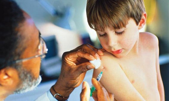 Injecao vacinando crianca cor 567x340 - Ministério da Saúde decide sobre vacinação de crianças contra Covid-19 nesta quarta-feira