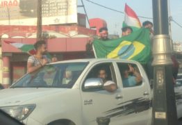 Curdos iraquianos carregam bandeira do Brasil em celebração do referendo de independência