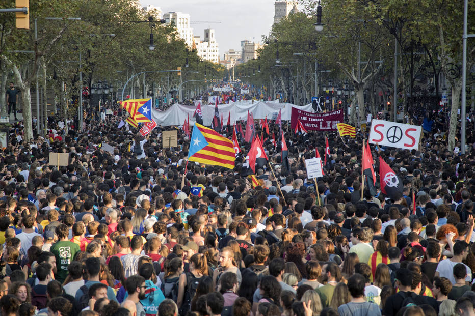 1507060090074 - Catalunha declara independência, mas suspende efeito para negociações