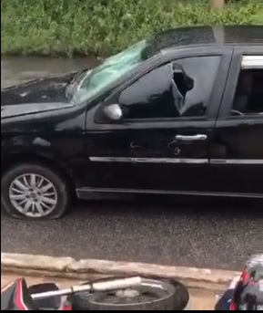 carro acidente - VEJA OS VÍDEOS: motociclista fica revoltado com colisão e quebra carro em João Pessoa