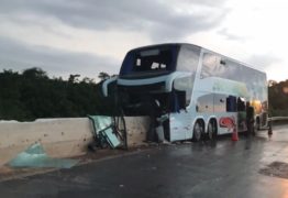 Barra de concreto ‘atravessa’ ônibus após colidir contra ponte