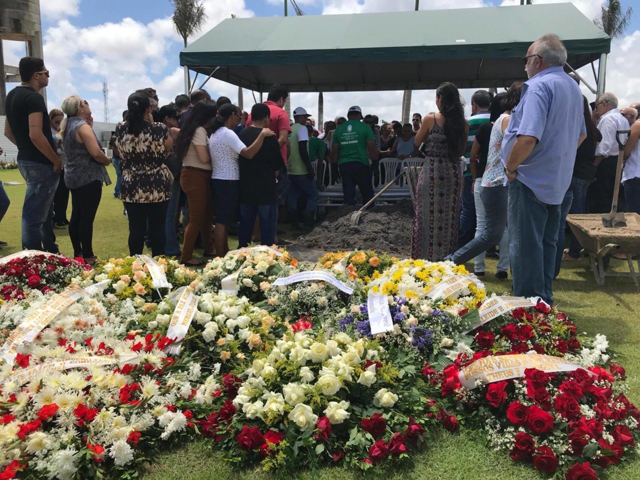 24008280 1637755886280571 606472287 o - VEJA VÍDEOS: Sócio de empresário assassinado diz durante sepultamento que 'gabinetes bacanas de Brasília' deixam população à mercê de bandidos