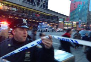 times square explosão políca 300x206 - Imagens Fortes: Câmeras de segurança flagraram momento da explosão em Nova York - Veja Vídeo