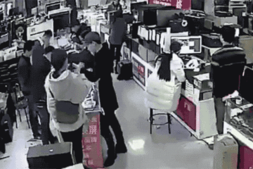 VEJA VÍDEO: Homem morde bateria de iPhone e causa explosão em loja
