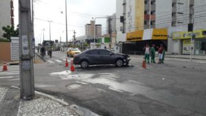 1521979637316 acidente manaira 4 300x169 - AVANÇO DE SINAL: Após batida frontal em Manaíra carro destrói a frente do restaurante Tábua de Carne - VEJA FOTOS